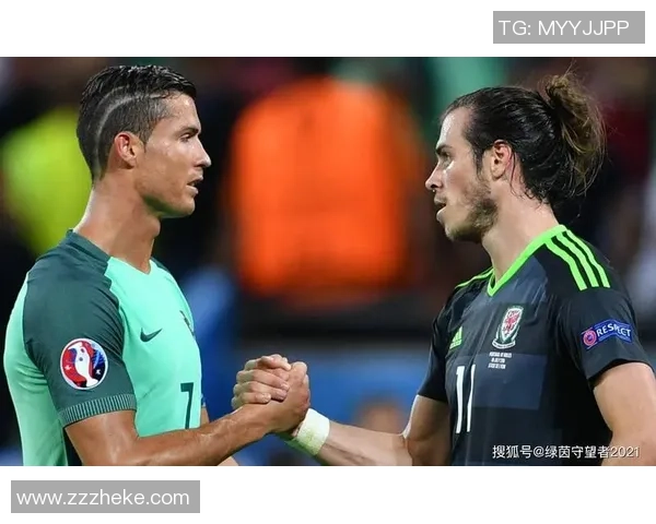 足球球星立正合影展现运动员风采与纪律精神的完美结合